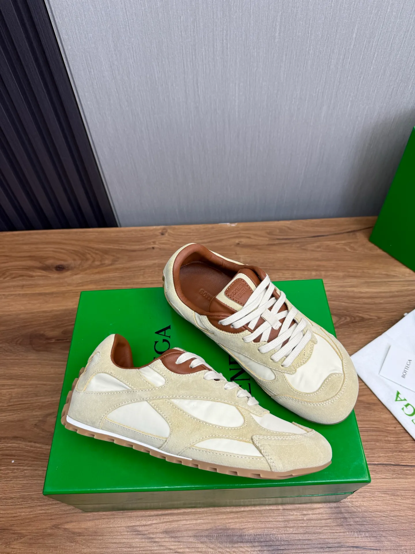 Men's men's shoes💰540💰 Bottega Veneta｜BV's new Forrest Gump shoes. Dexun shoes🩷💚 Sneaker technology nylon and suede, inspired by retro sneakers, light, comfortable, breathable and essential item. Original wear-resistant and non-slip rubber outsole❕❗️ Size: Female 35-40 (40 is custom-made and cannot be returned) Male 39-45 (45 is custom-made and cannot be returned or exchanged)